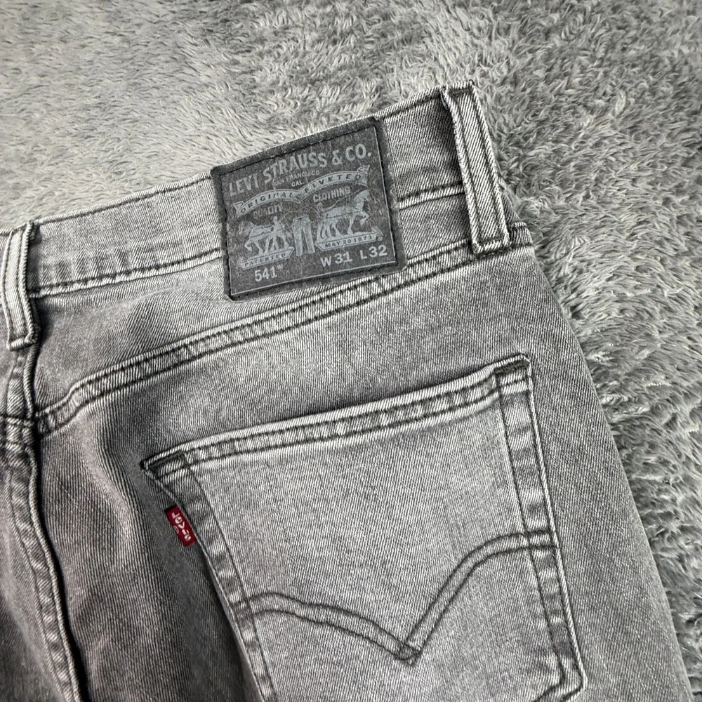 Levis 541 Jeans Mens 31x32 Gray Excellent Athletic Fit Stretch Cotton Denim